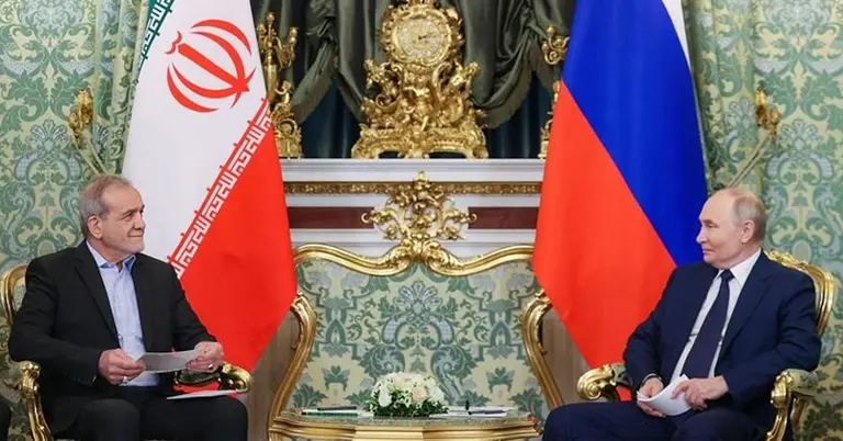 রাশিয়ার প্রেসিডেন্ট ভ্লাদিমির পুতিন ও ইরানের প্রেসিডেন্ট মাসুদ পেজেশকিয়ান